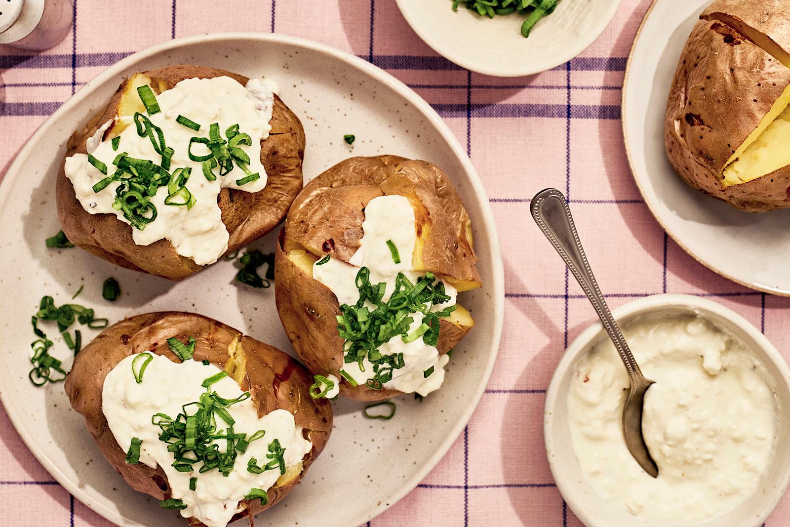 Uuniperunat airfryerissa ja fetatäyte