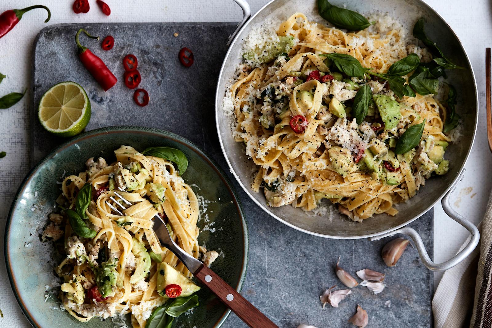 Nopea avokado-broileripasta