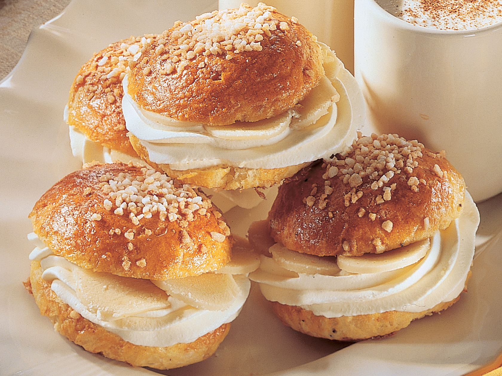 Laskiaispullat mantelimassalla