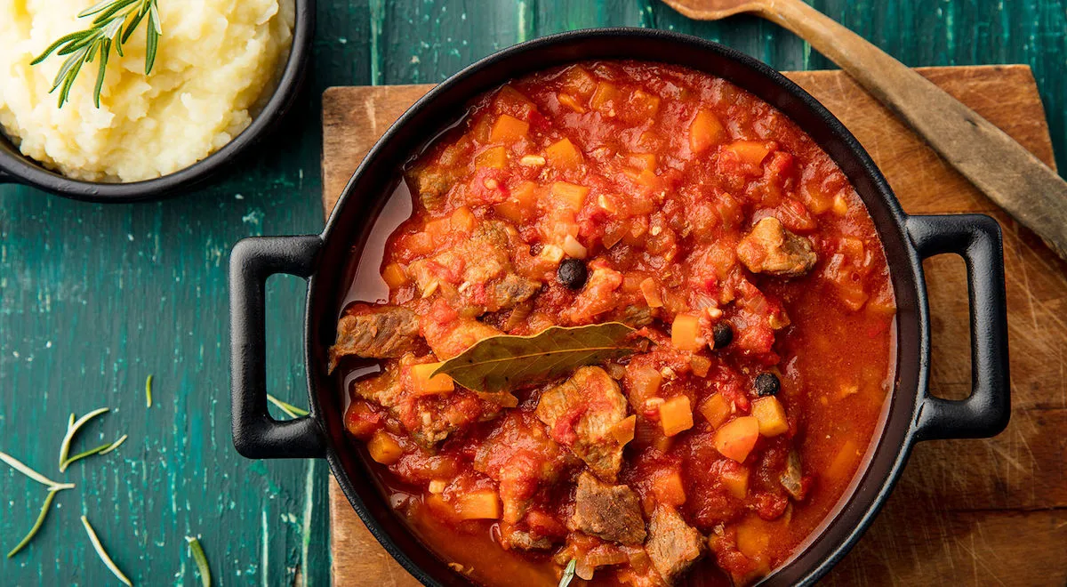 Tomaattinen chili-karjalanpaisti ja kukkakaalimuusia