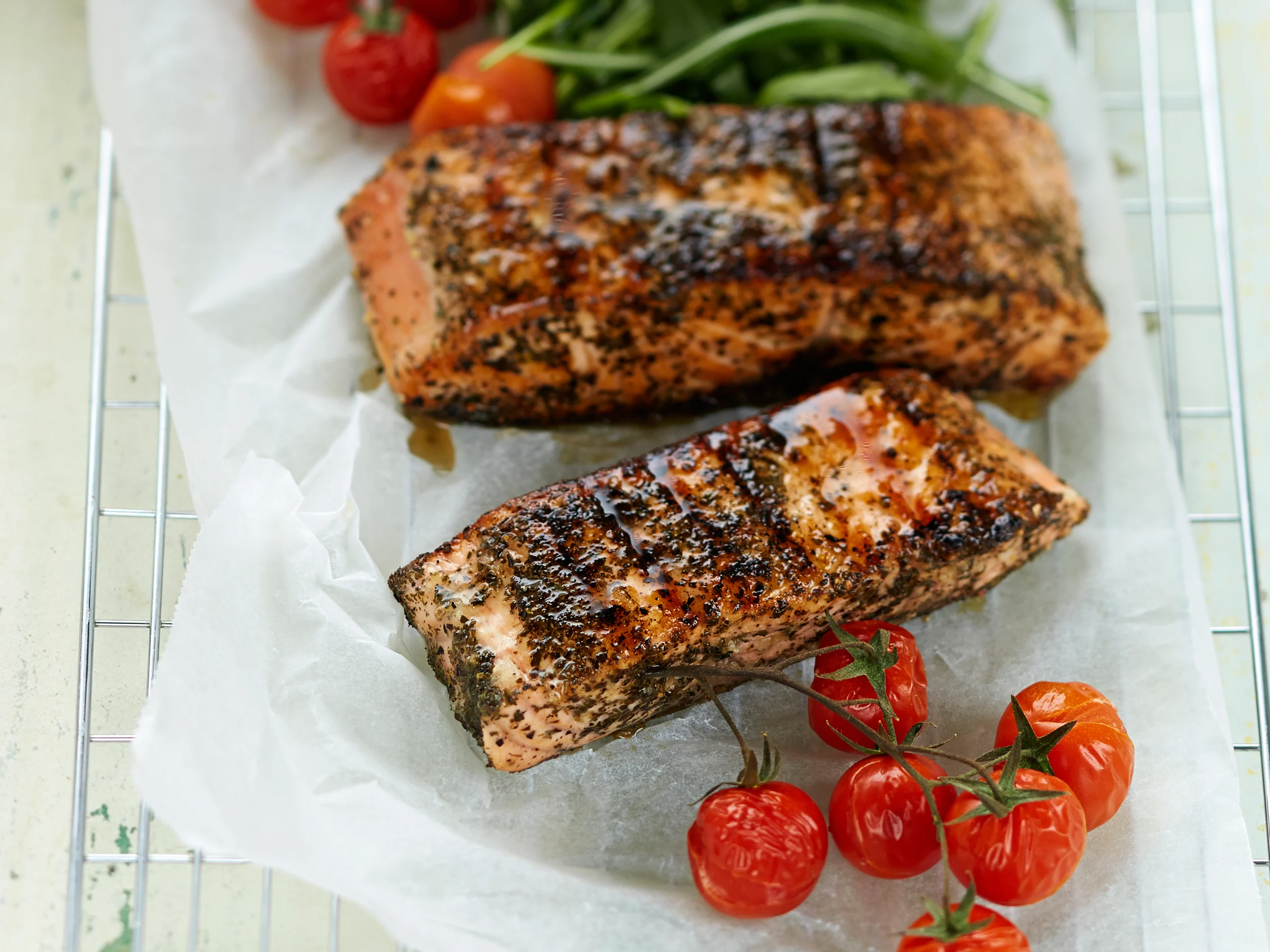 Teellä maustettu grillilohi