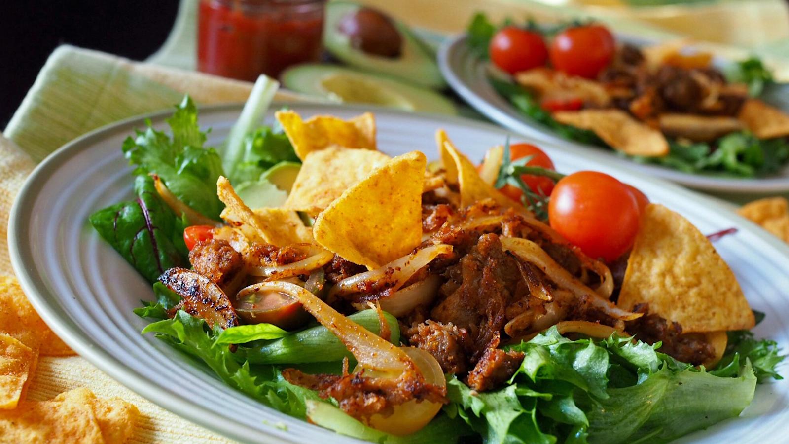 Tex-mex-salaatti nyhtökaurasta