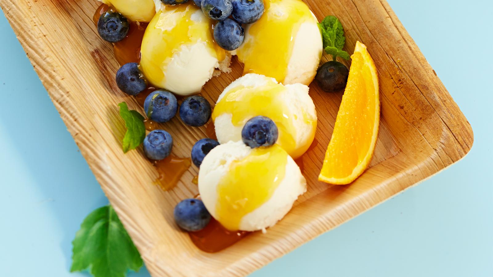 Jäätelöä, mustikoita ja appelsiinisiirappia