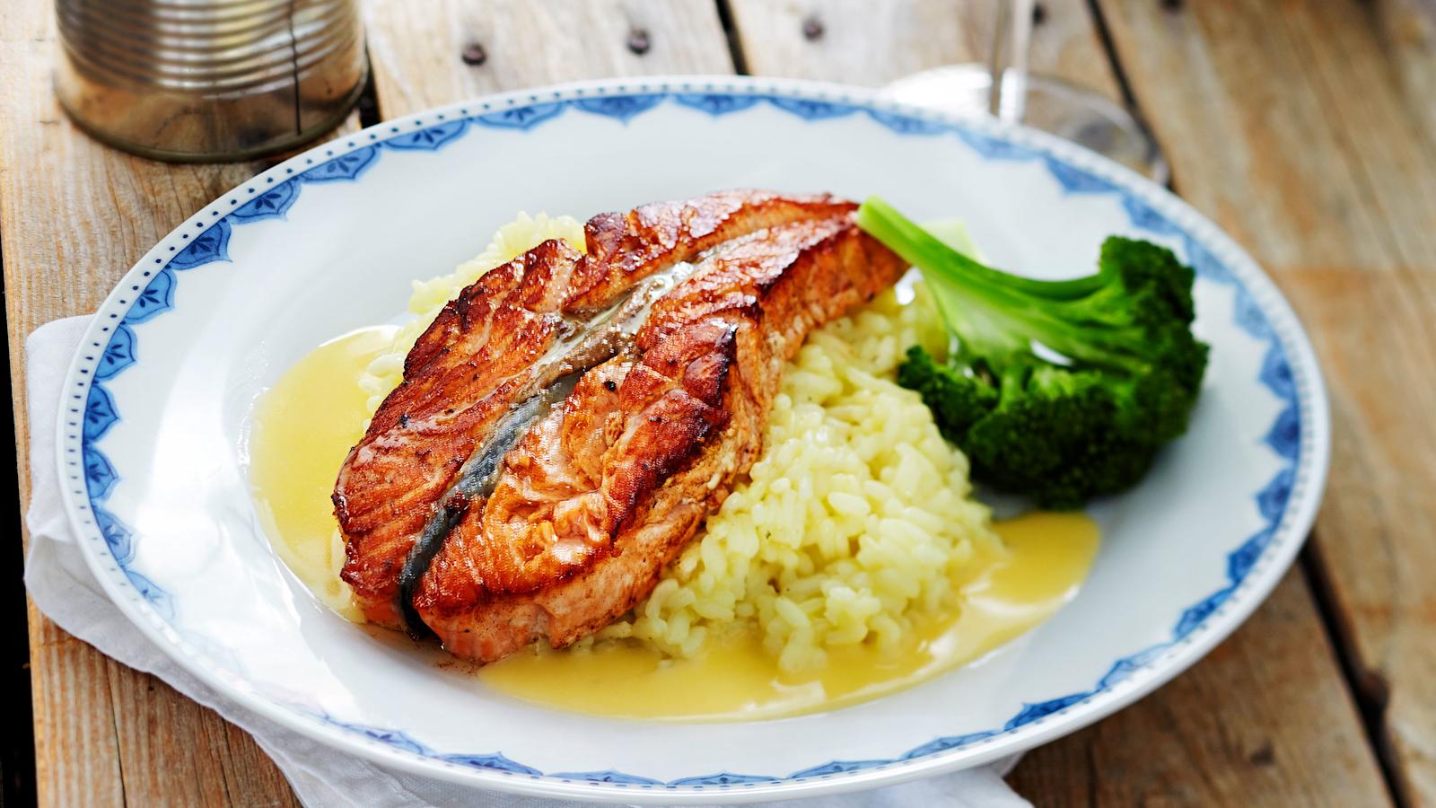 Lohiperhoset ja voi-valkoviinikastike kalalle