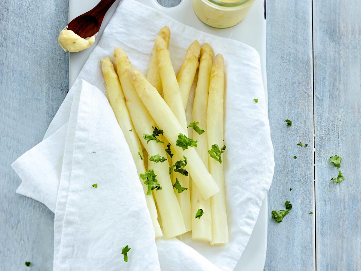 Keitetyt parsat ja sitrusvoikastike