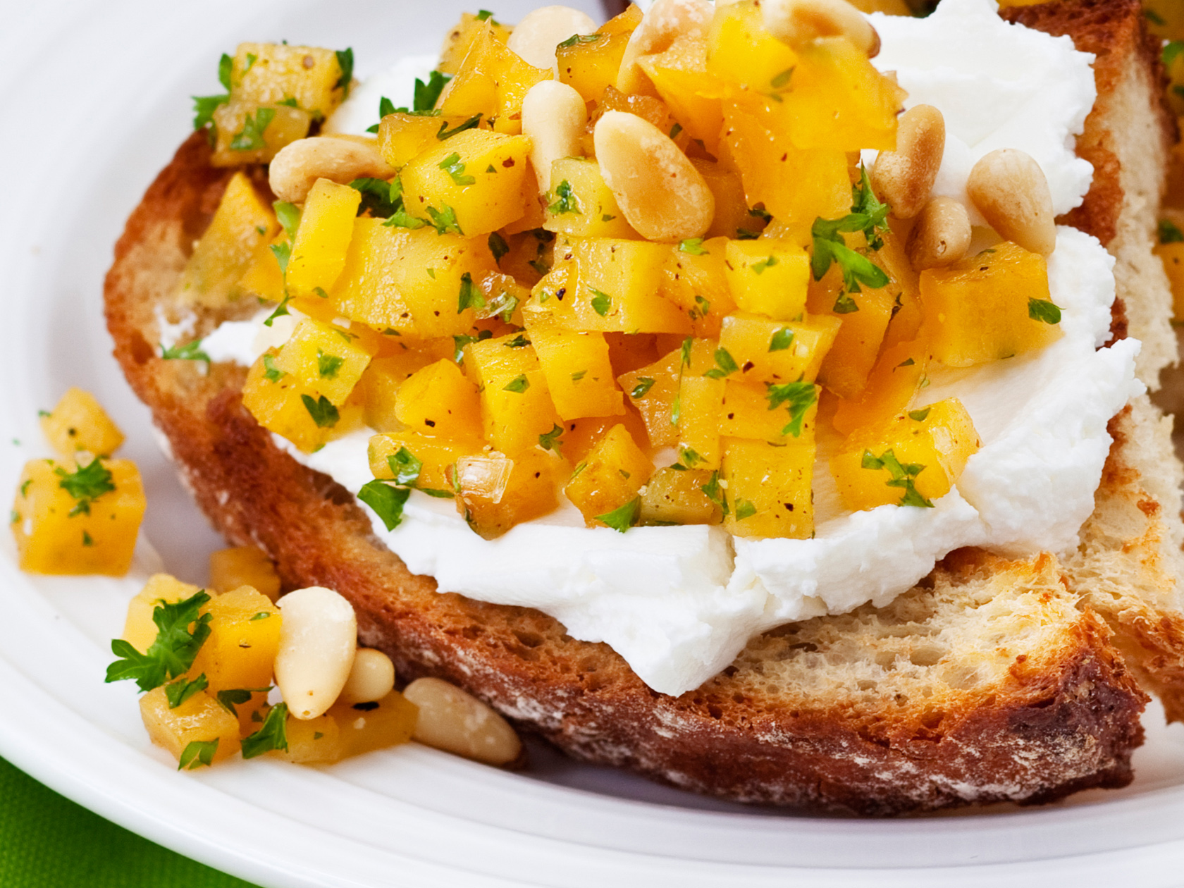 Hunajaiset lanttu-bruschetat