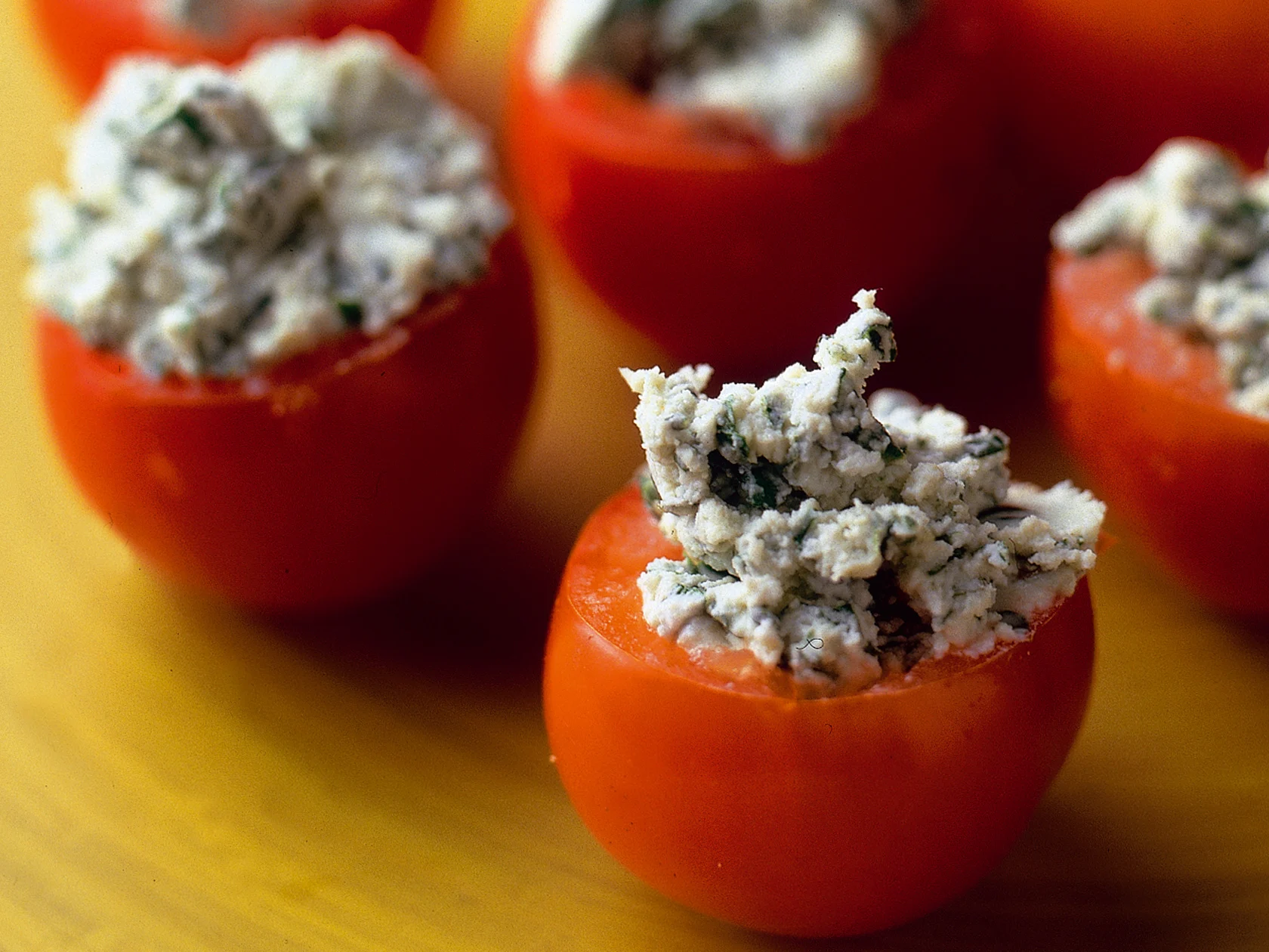 Täytetyt kirsikkatomaatit