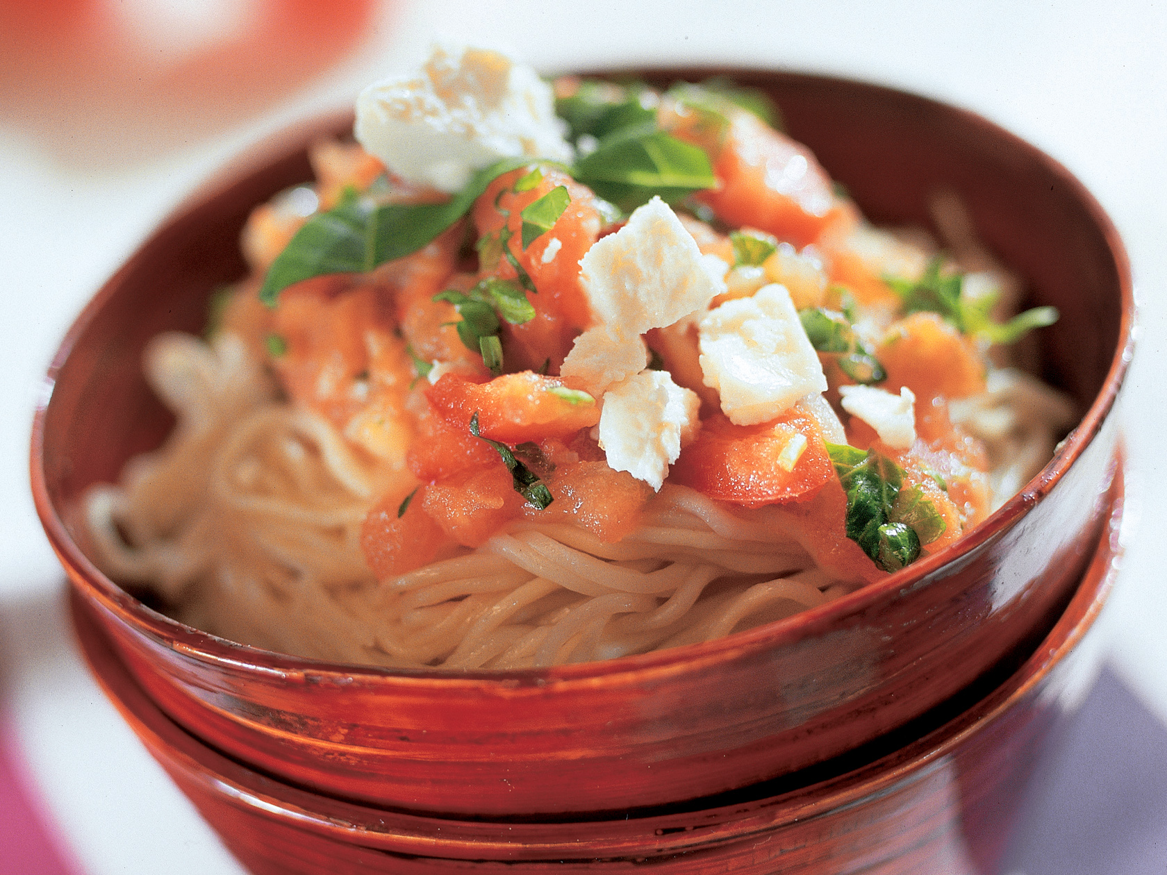 Yrttitomaattikastiketta ja nuudeleita