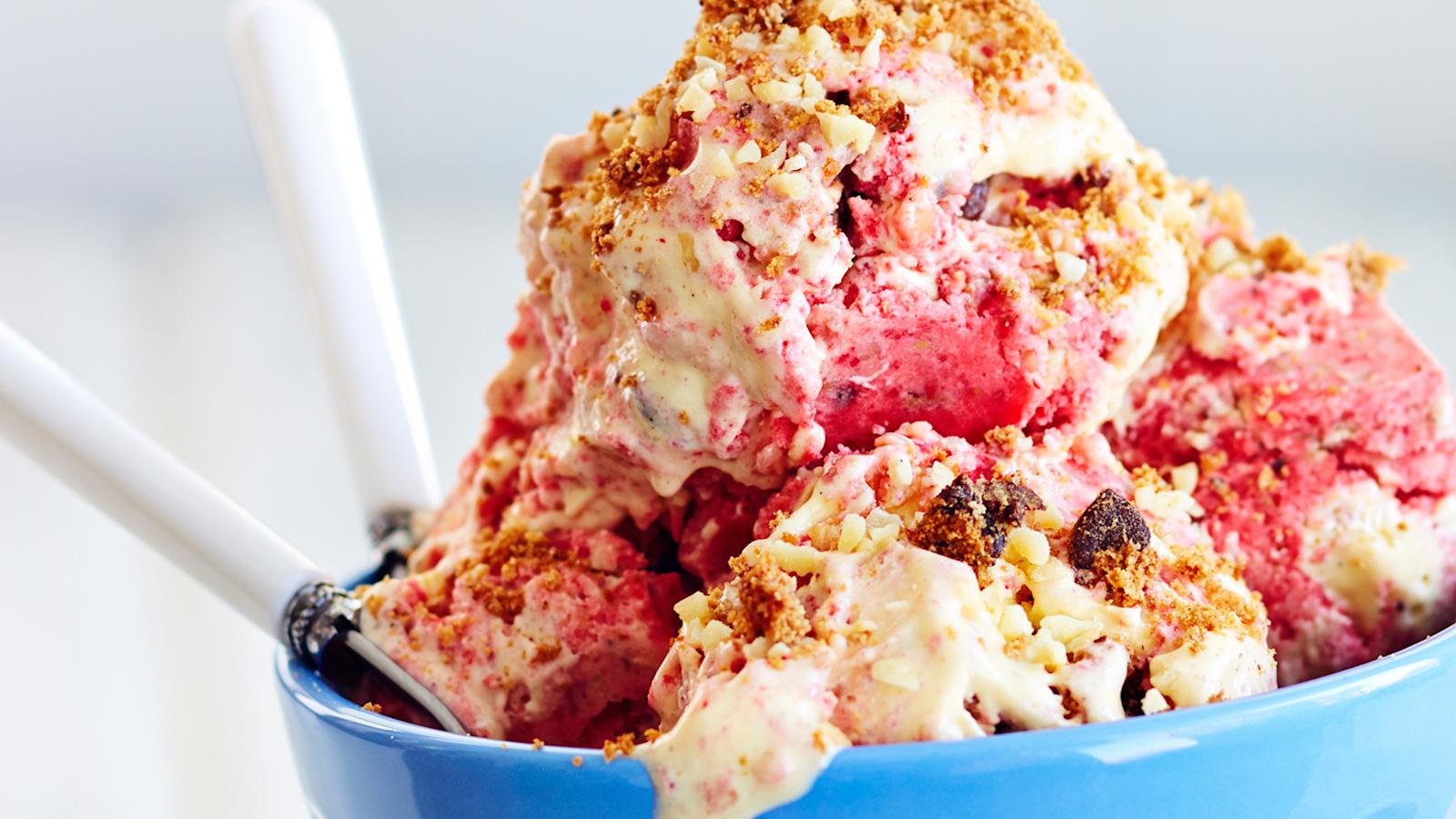 Pähkinäinen mansikka-keksimurujäätelö