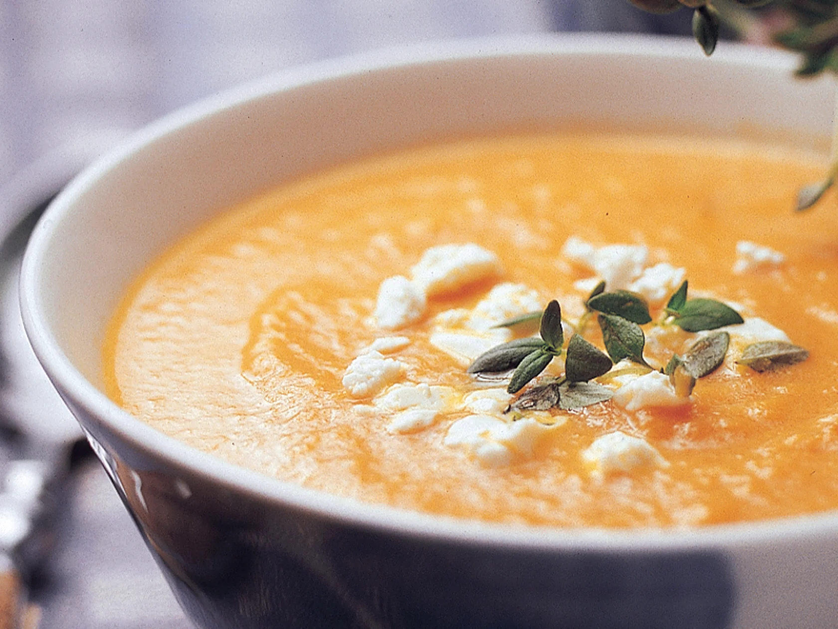 Fetajuustolla maustettu porkkanasosekeitto