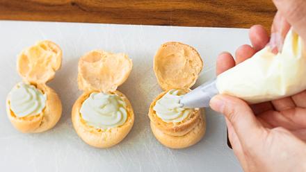 Halkaise tuulihatut. Pursota tai asettele täyte sisään.