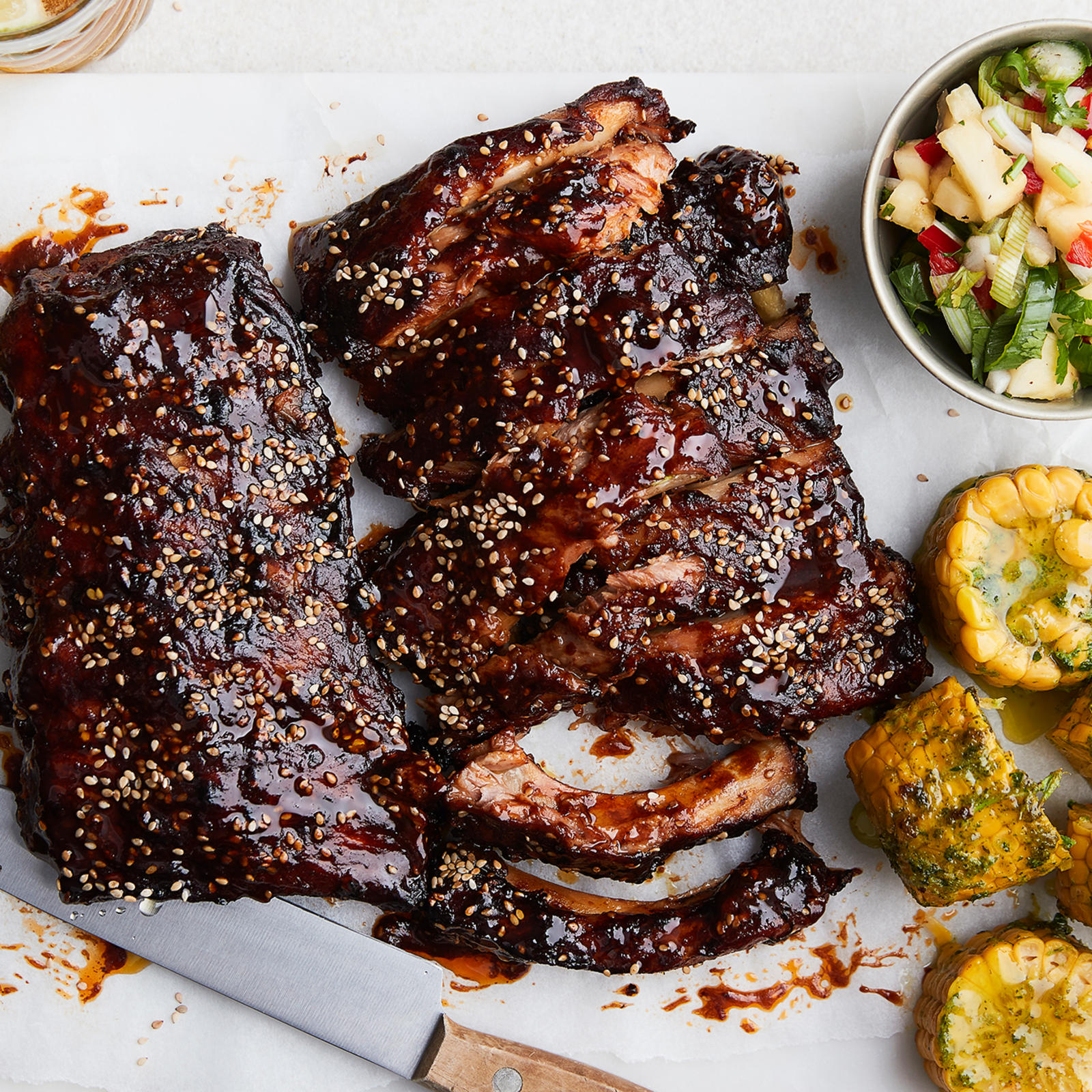 Grillatut ribsit ja ananassalsa