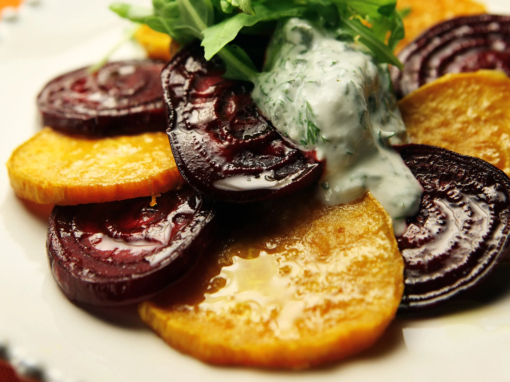 Lämmin bataatti-punajuurisalaatti ja jogurttikastike