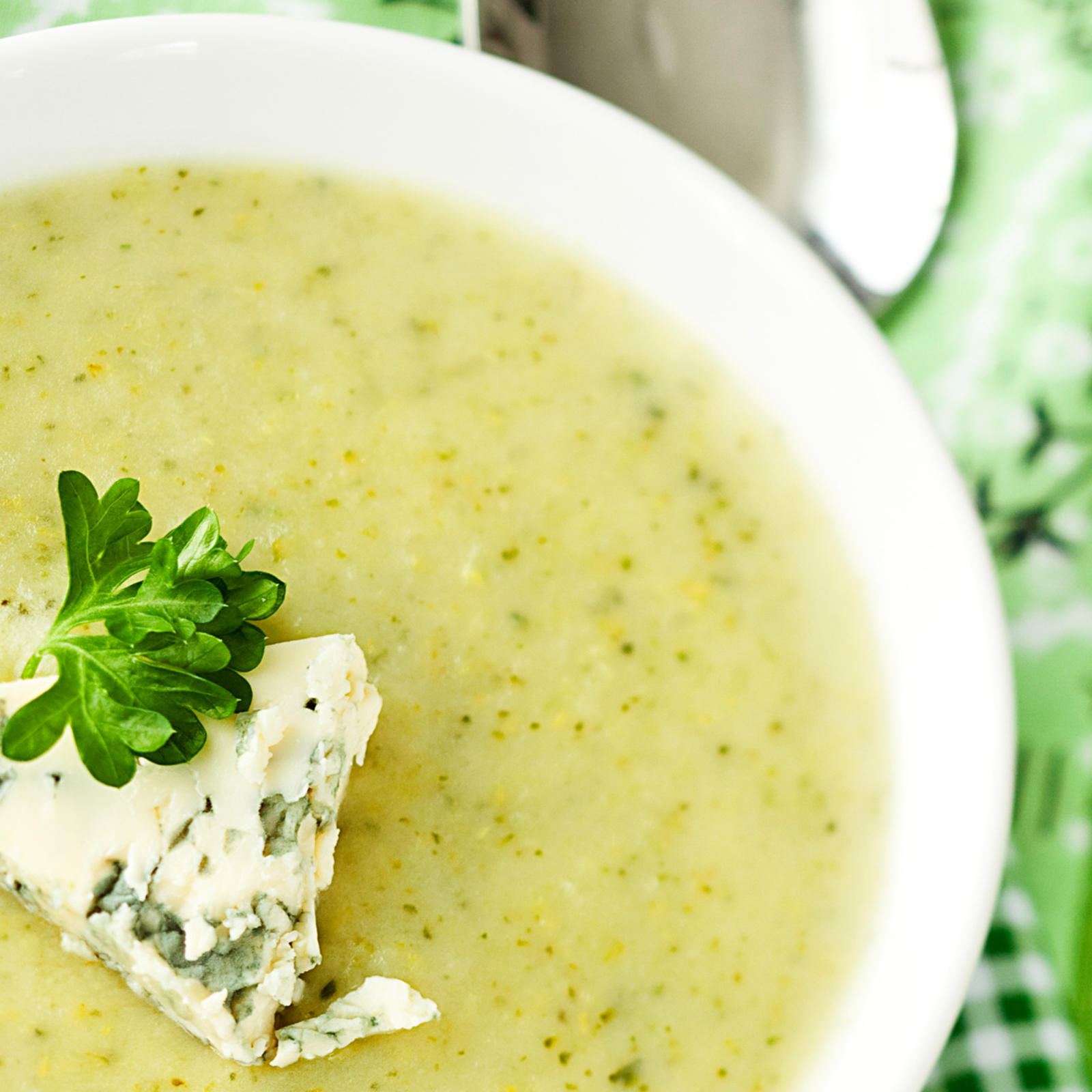 Parsakaali-sinihomejuustokeitto