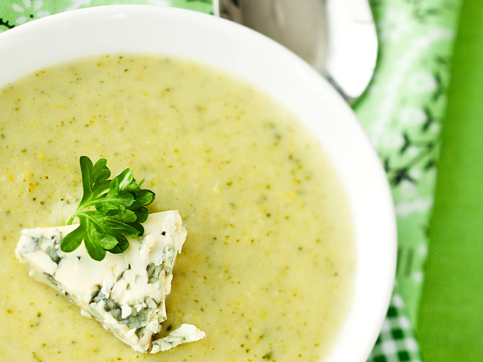 Parsakaali-sinihomejuustokeitto