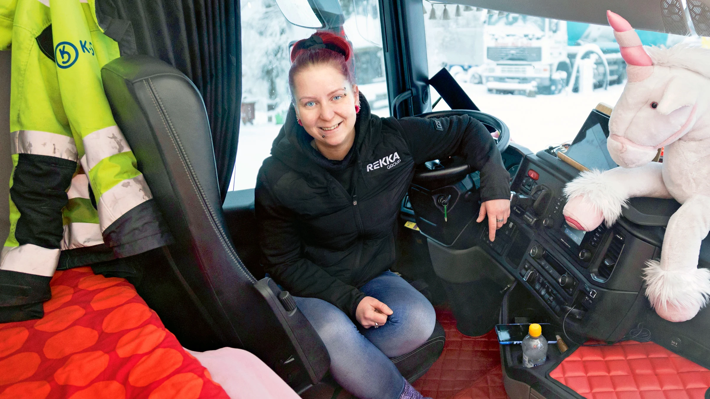 Jenni Kuha rekan hytissä yksisarvispehmolelunsa kanssa.