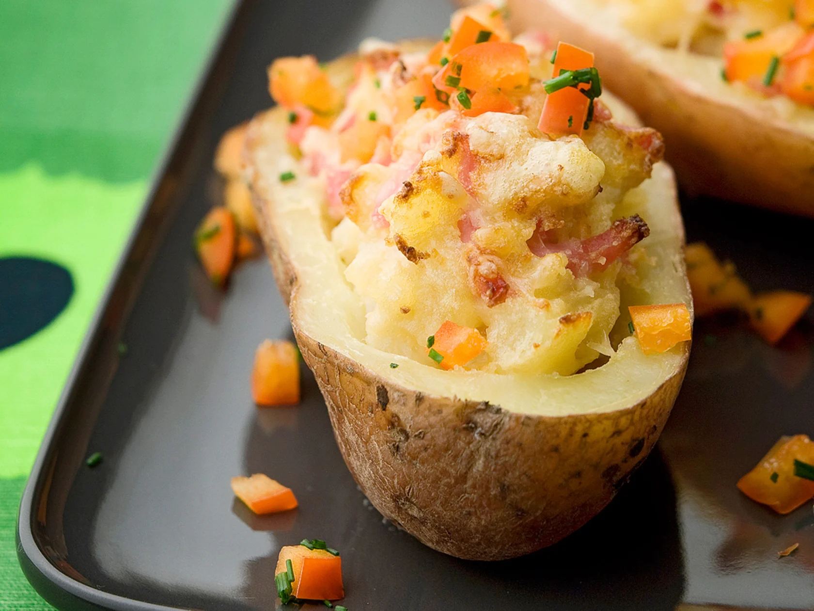 Kinkkutäytteiset uuniperunat