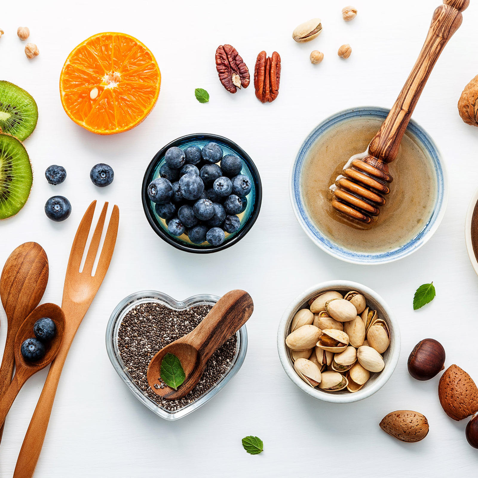 Esimerkiksi pähkinät ja marjat ovat napostelijan ilmastoystävällisiä valintoja.