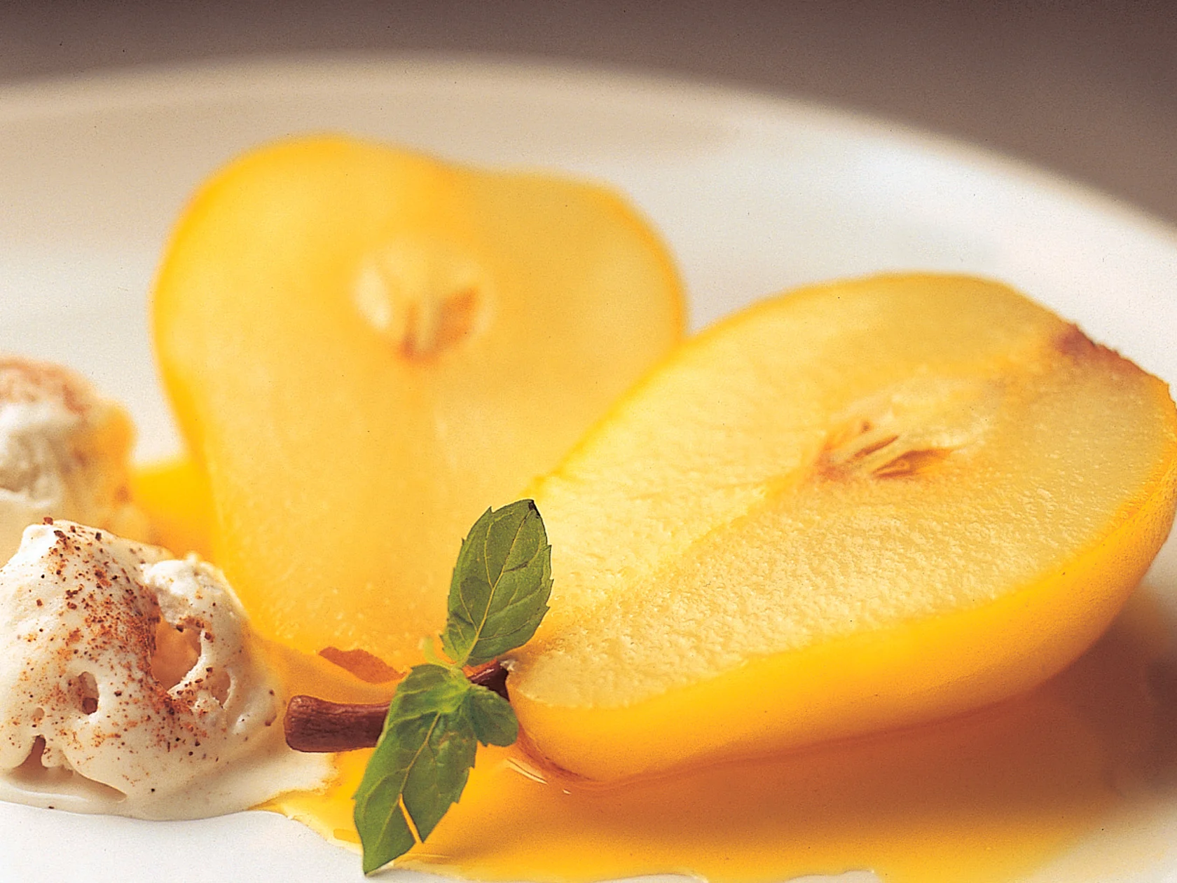 Sahramipäärynät ja kanelijäätelö