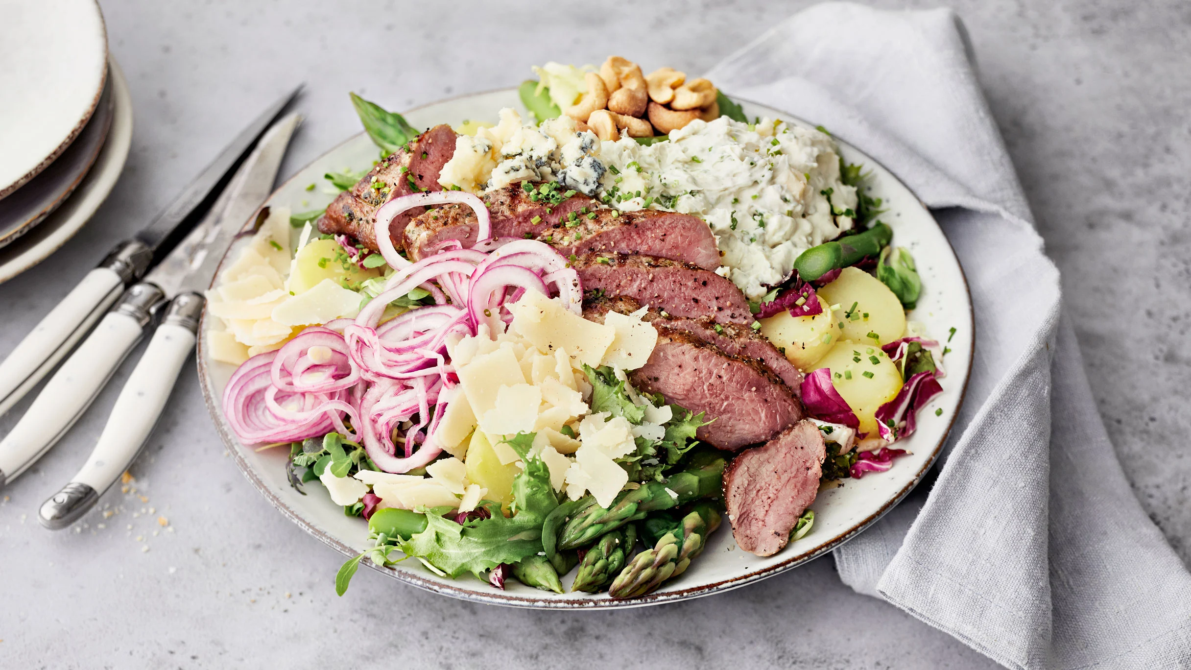 Steak salad karitsanifileestä
