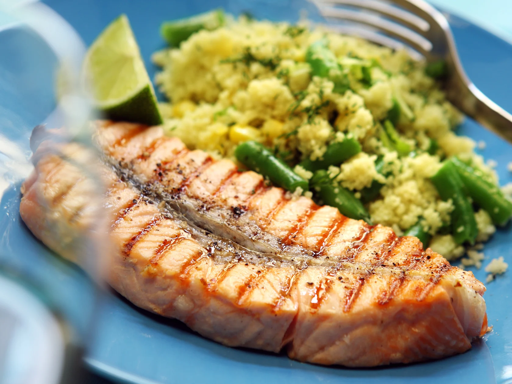 Grillattua lohta ja vihreää kuskussalaattia