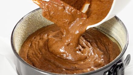 Kaada taikina voideltuun ja korppujauhotettuun irtopohjakakkuvuokaan (24 cm). Paista 175-asteisen uunin keskitasolla noin 50 minuuttia tai kunnes taikina irtoaa vuoan reunoilta. Kumoa jäähtyneenä.