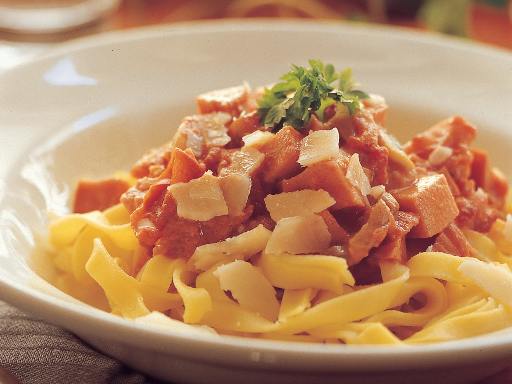 Makkarakastike pastalle