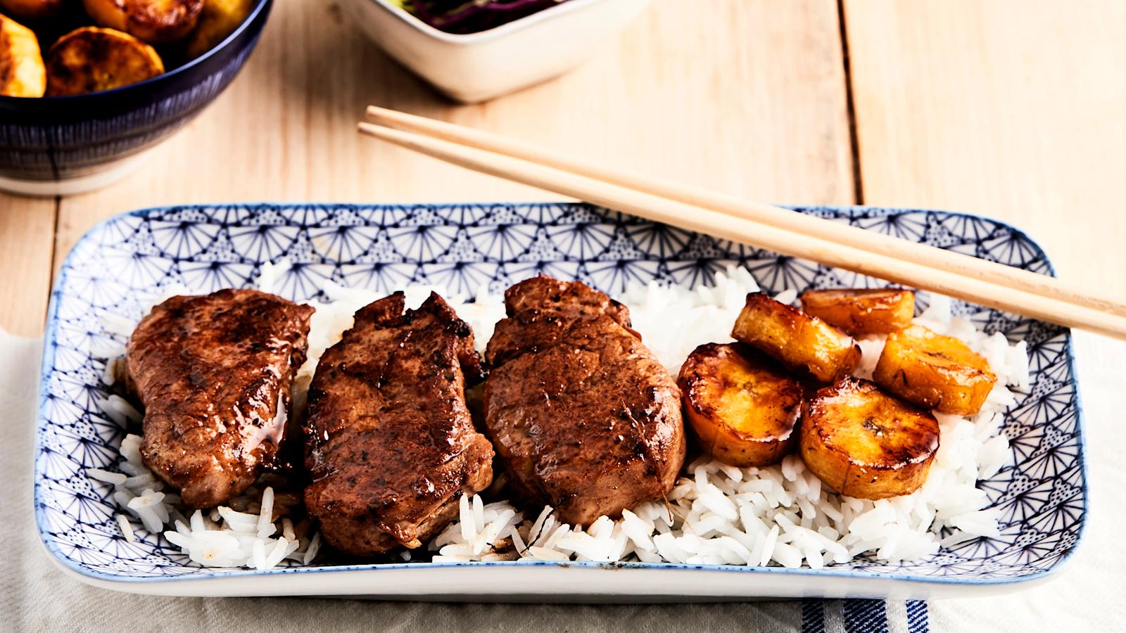 Japanilaiset inkivääripossupihvit ja paistetut keittobanaanit