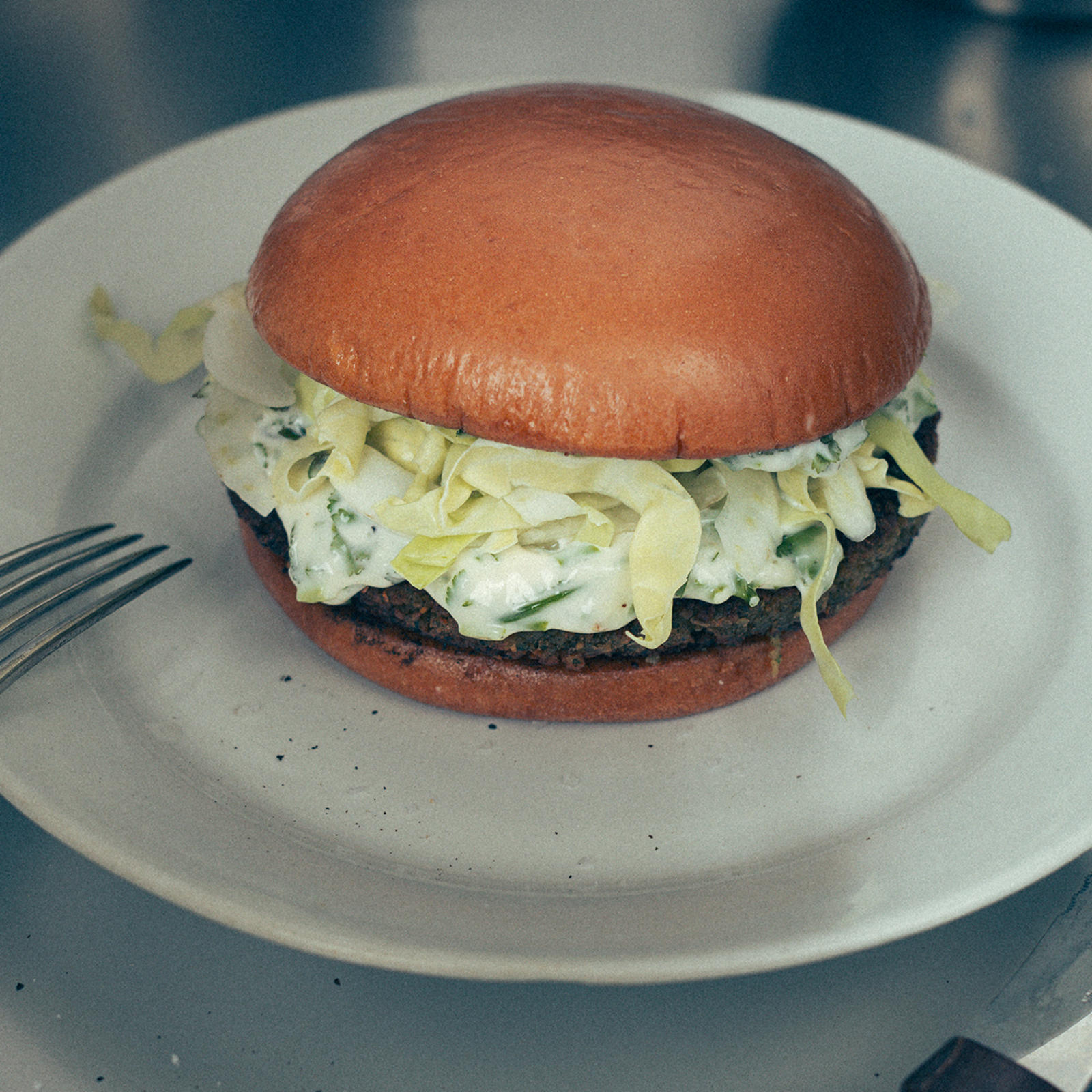 Kasvisburgeri lautasella