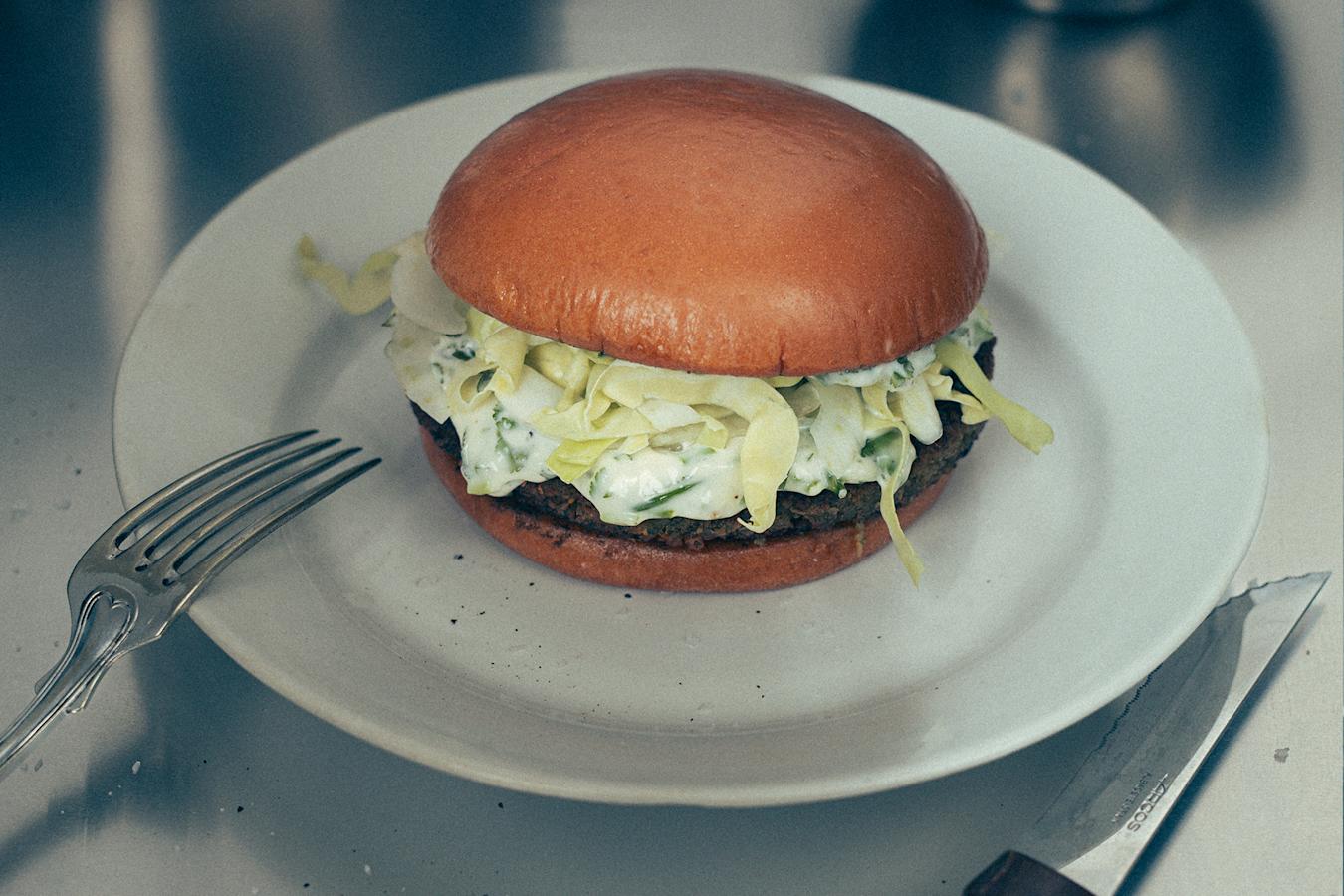 Kasvisburgeri lautasella