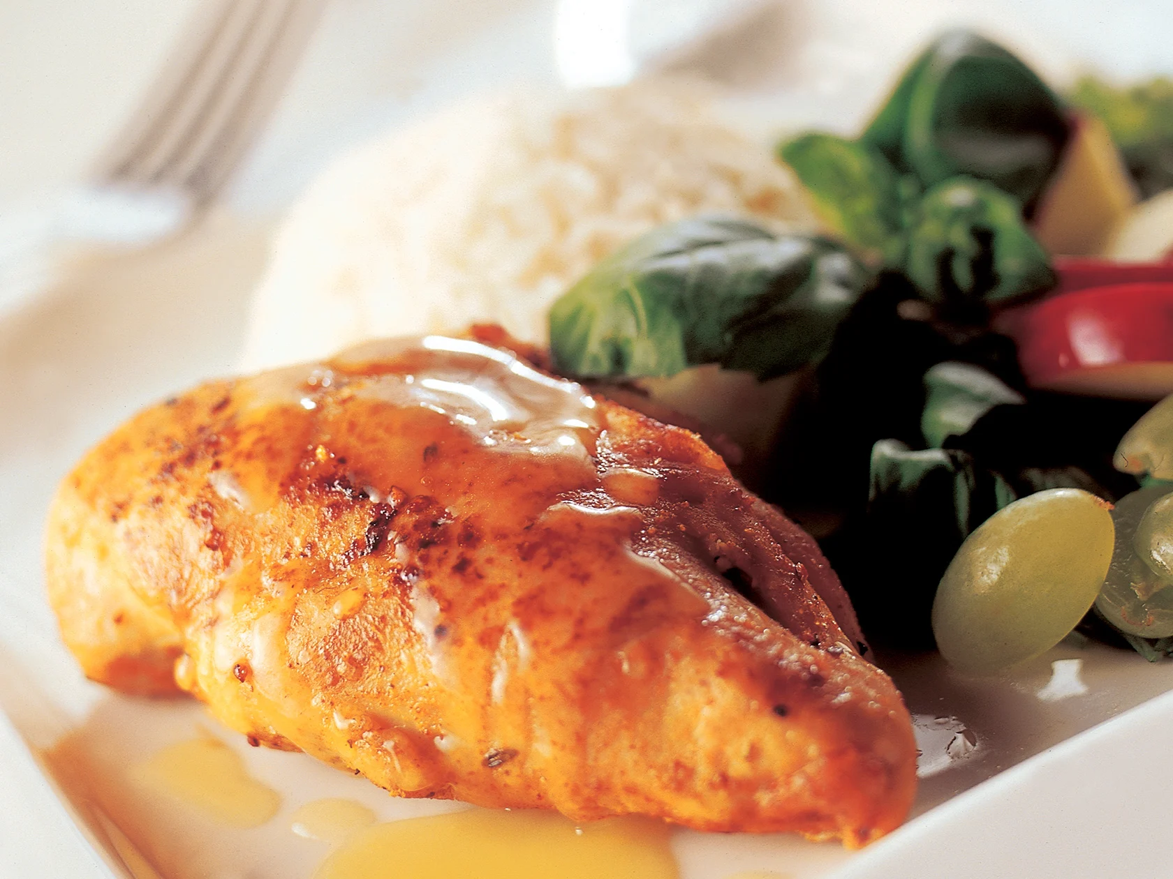 Kananpoikaa ja hedelmää