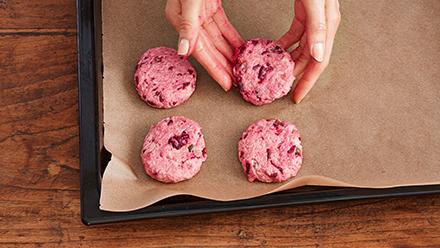 Muotoile massasta kostutetuin käsin pihvejä ja nosta ne leivinpaperoidulle uunipellille. Paista 225-asteisessa uunissa noin 15 minuuttia tai kunnes pihvit ovat kypsiä.