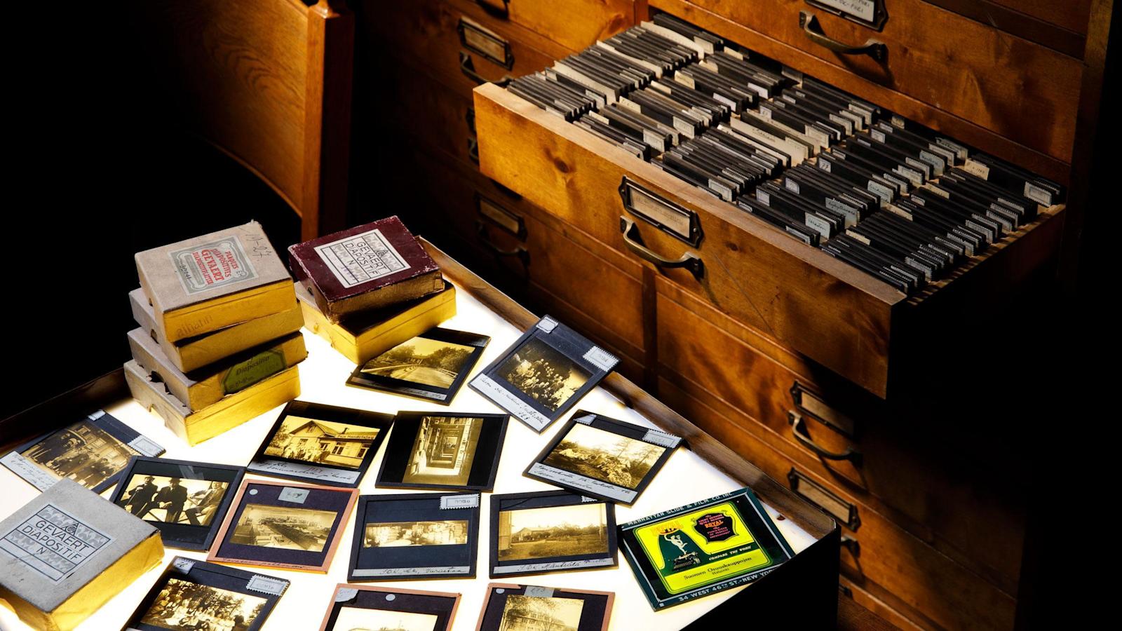 SOK:n valistuskuvia oli aikanaan pitkälti toistatuhatta kappaletta, ja niille teetettiin Vaajakoskella kaunis mittatilauskaappi.