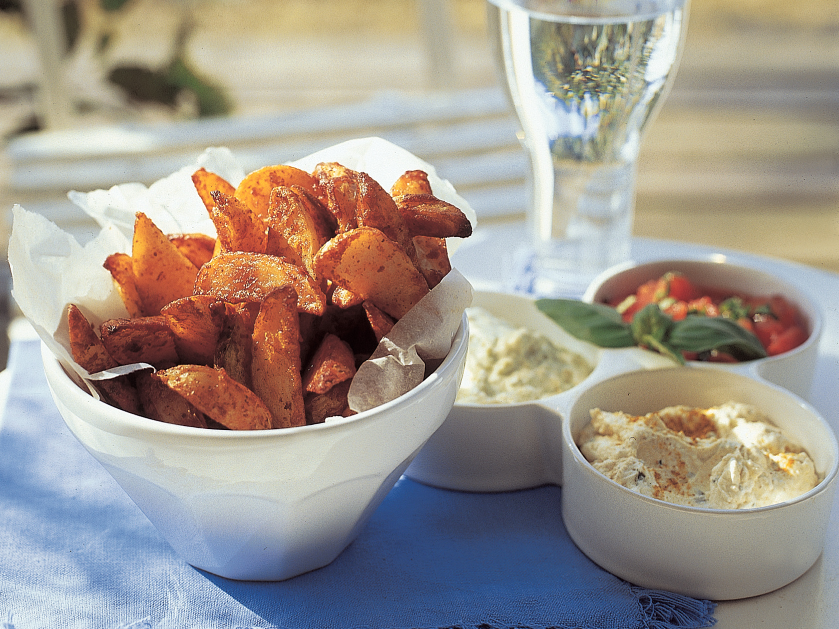 Lohkoperunat dippikastikkeilla