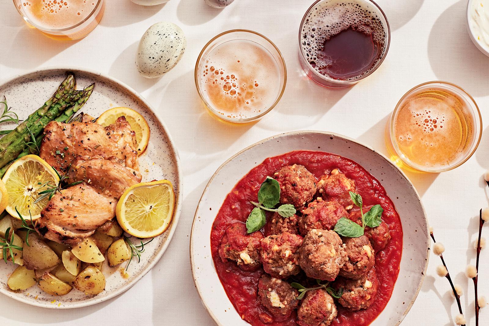 Pöydällä pääsiäisruokaa ja juomaksi olutta.