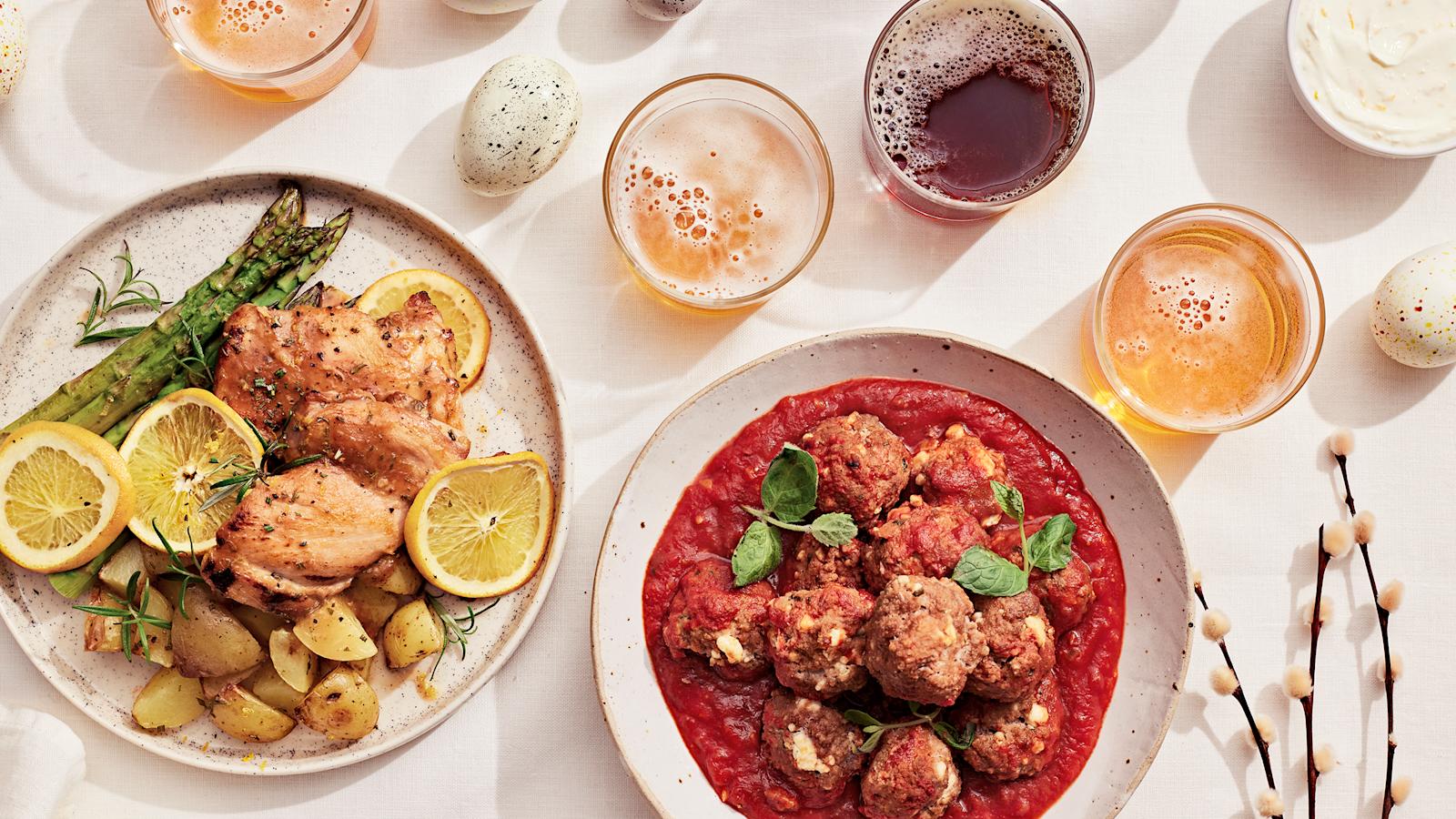 Pöydällä pääsiäisruokaa ja juomaksi olutta.