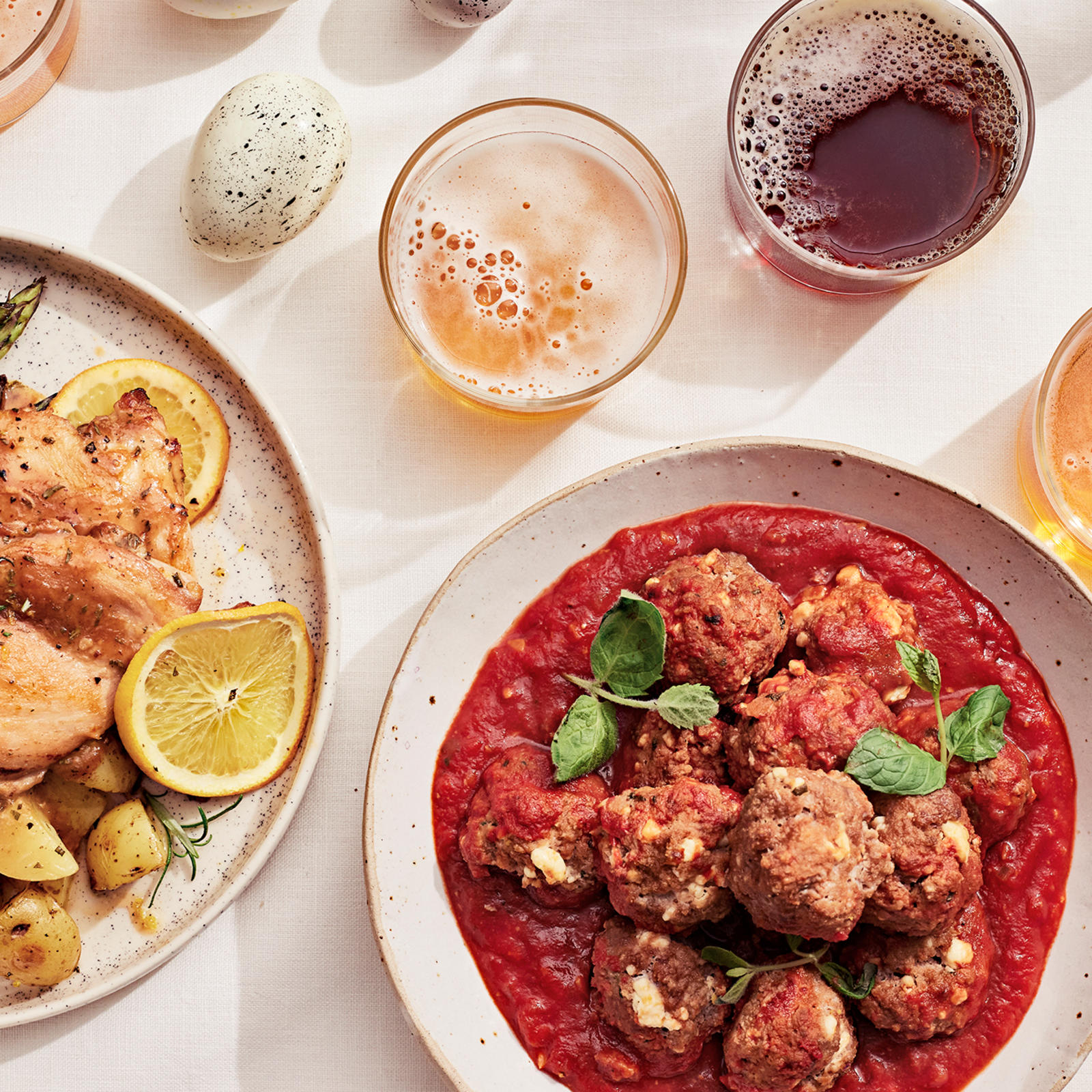 Pöydällä pääsiäisruokaa ja juomaksi olutta.