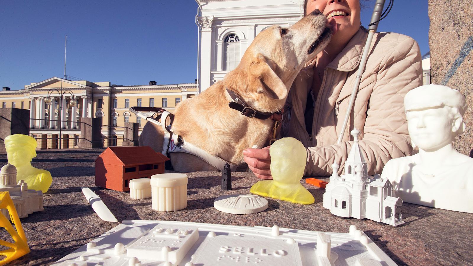 Kaisa Penttilä ja avustajakoira
