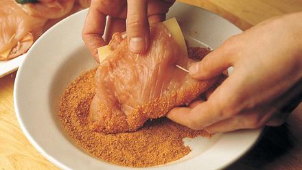 Leivitä broilerinfileet kevyesti korppujauhoissa käännellen. Paista pannula kypsiksi molemmin puolin.