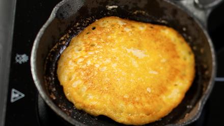 Sulata nokare voita kuumalla pannulla ja lisää reilusti taikinaa. Paista blinit molemmin puolin keskilämmöllä kypsiksi Nosta blinit lautaselle ja tarjoa katkarapu- ja savulohitahnan kanssa.