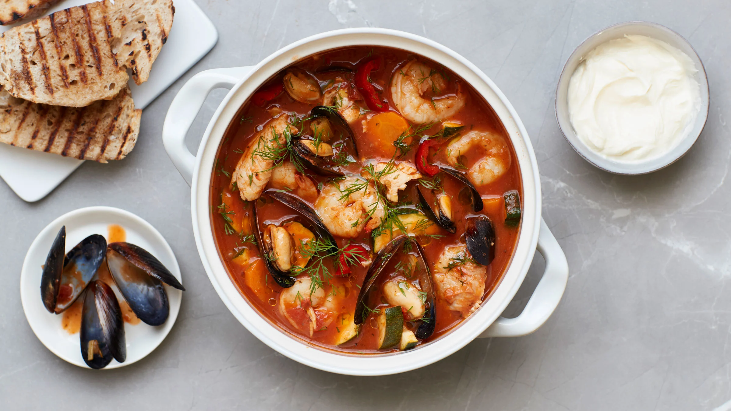 Tomaattinen kala-äyriäiskeitto