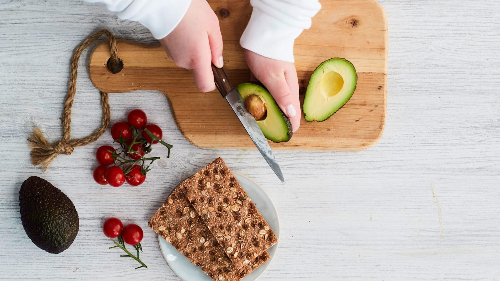 Poista avokadon kivi varovasti veitsellä.