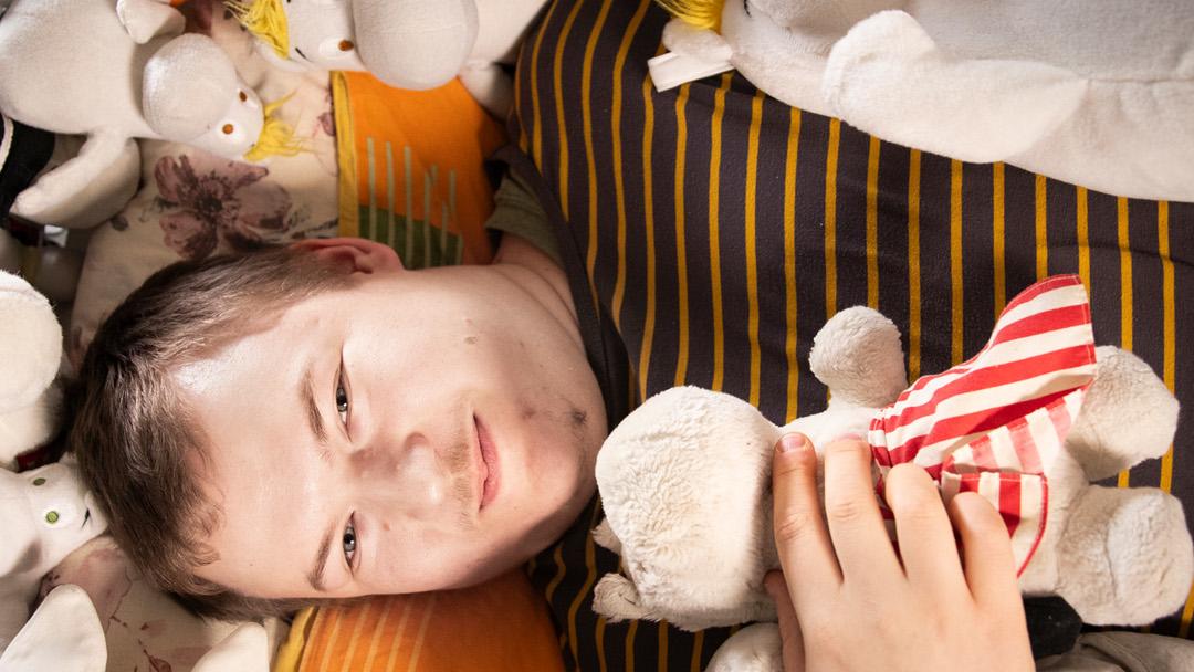 Joonas Fali pehmolelukokoelmansa keskellä.