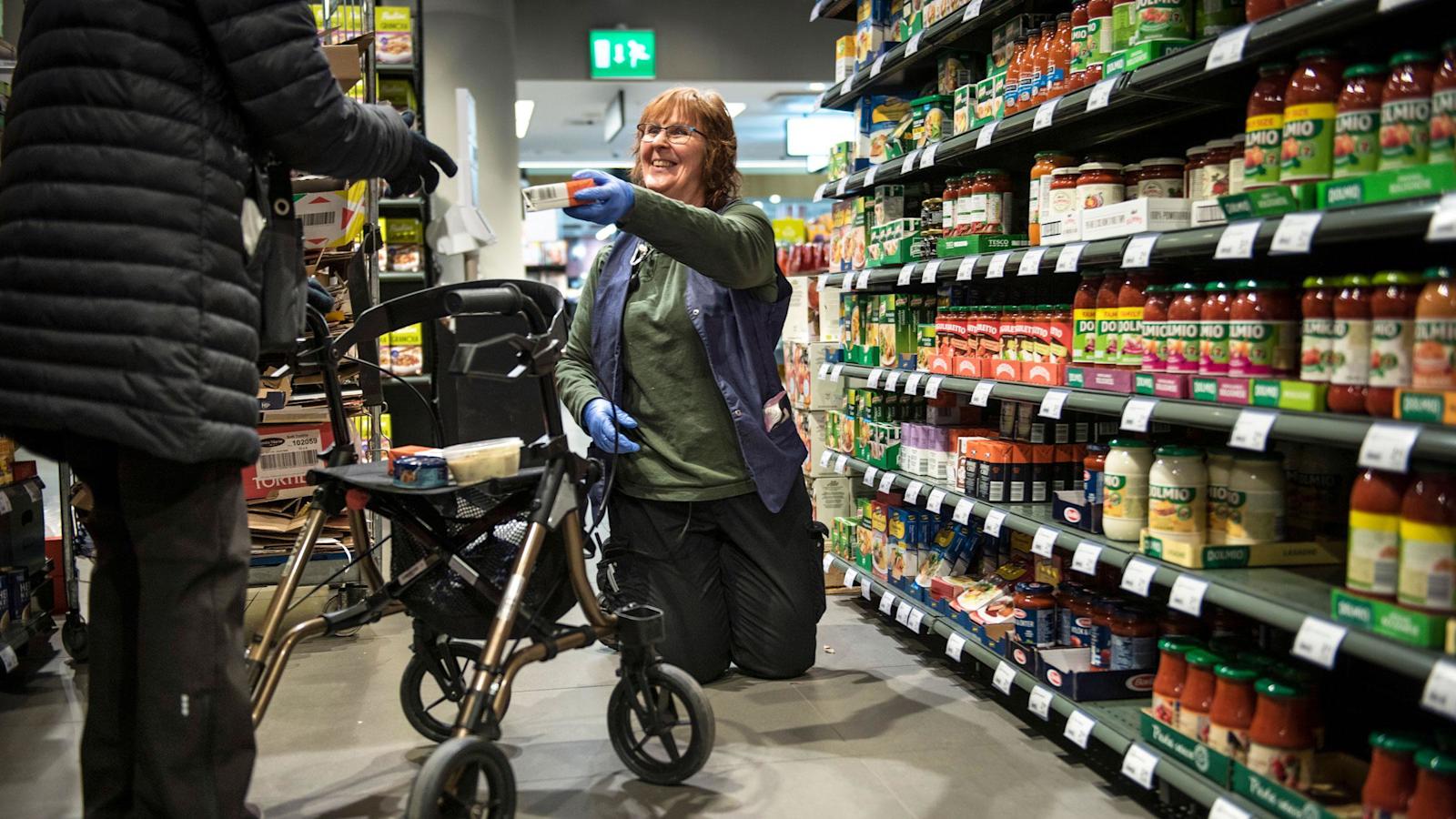 Marjo Vuorinen tietää, että monelle yksinäiselle ihmiselle myyjä voi olla päivän ainoa puhekumppani.