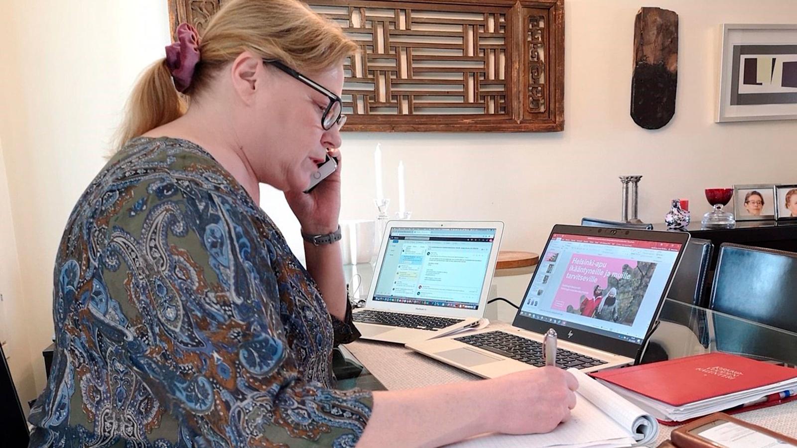 Tavallisesti Kristiina Hanhirova jalkautuu etsimään avuntarvitsijoita sinne, missä ihmiset liikkuvat. Nyt hän tavoittelee vanhuksia puhelimitse tarjotakseen keskusteluapua tai tukea kaupassa käynnissä ja muissa käytännön rutiineissa.