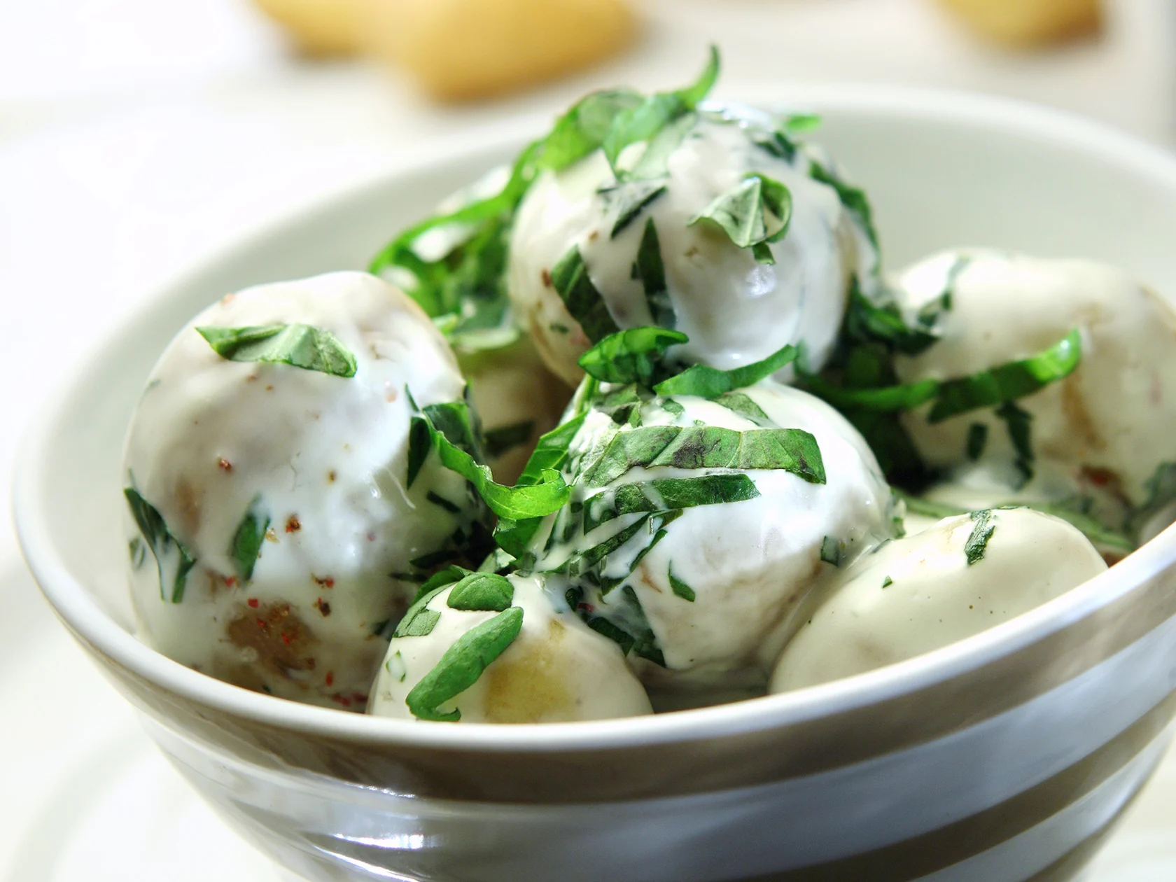 Uudet perunat basilikakermassa