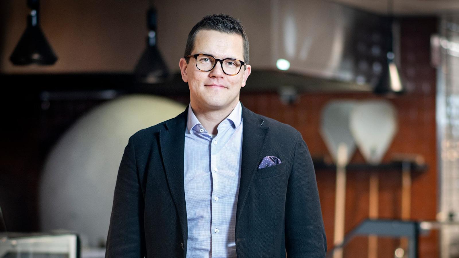 Antti Oksa hymyilevänä kuvassa
