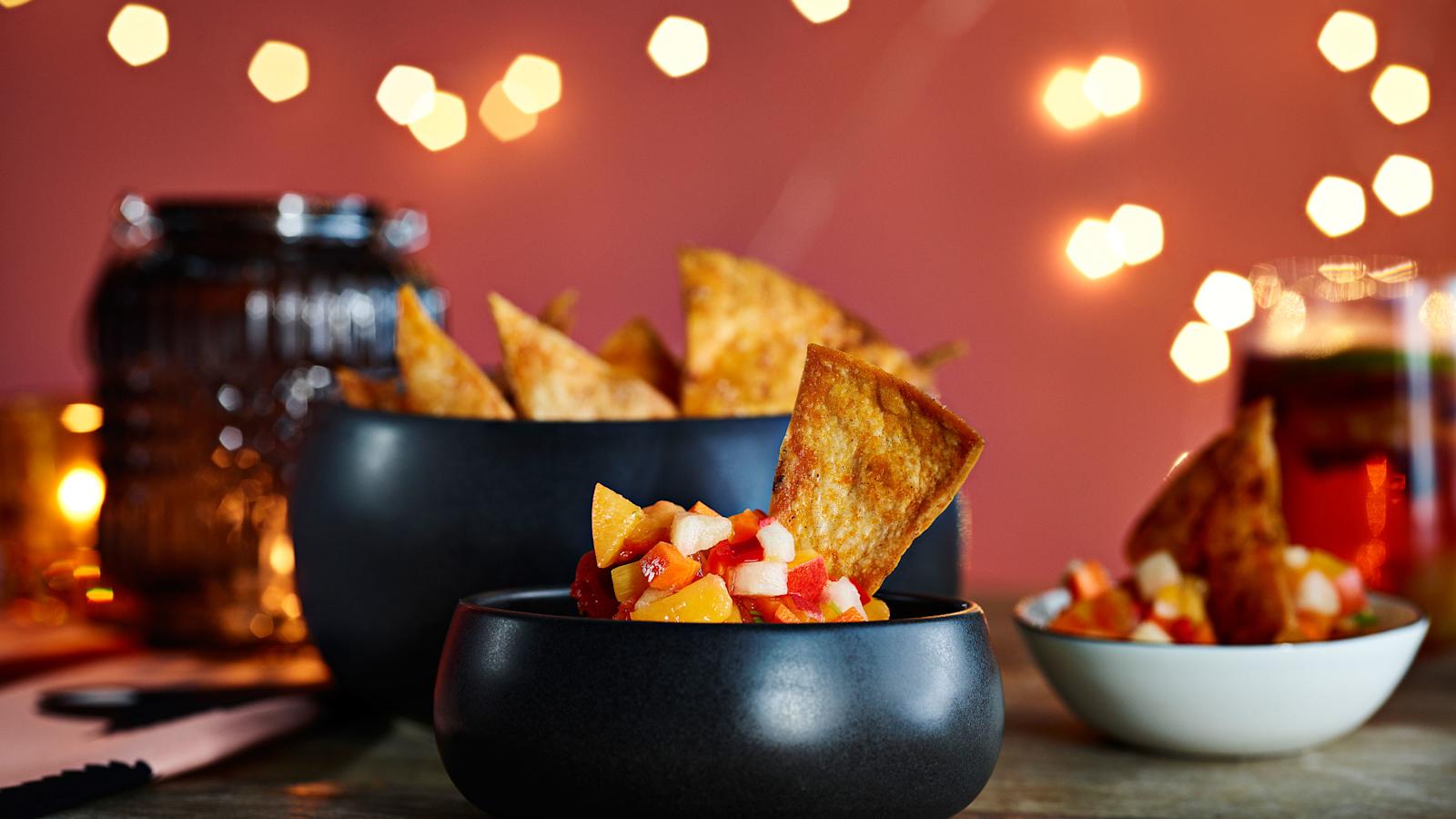 Tortillachipsit ja persimonsalsa