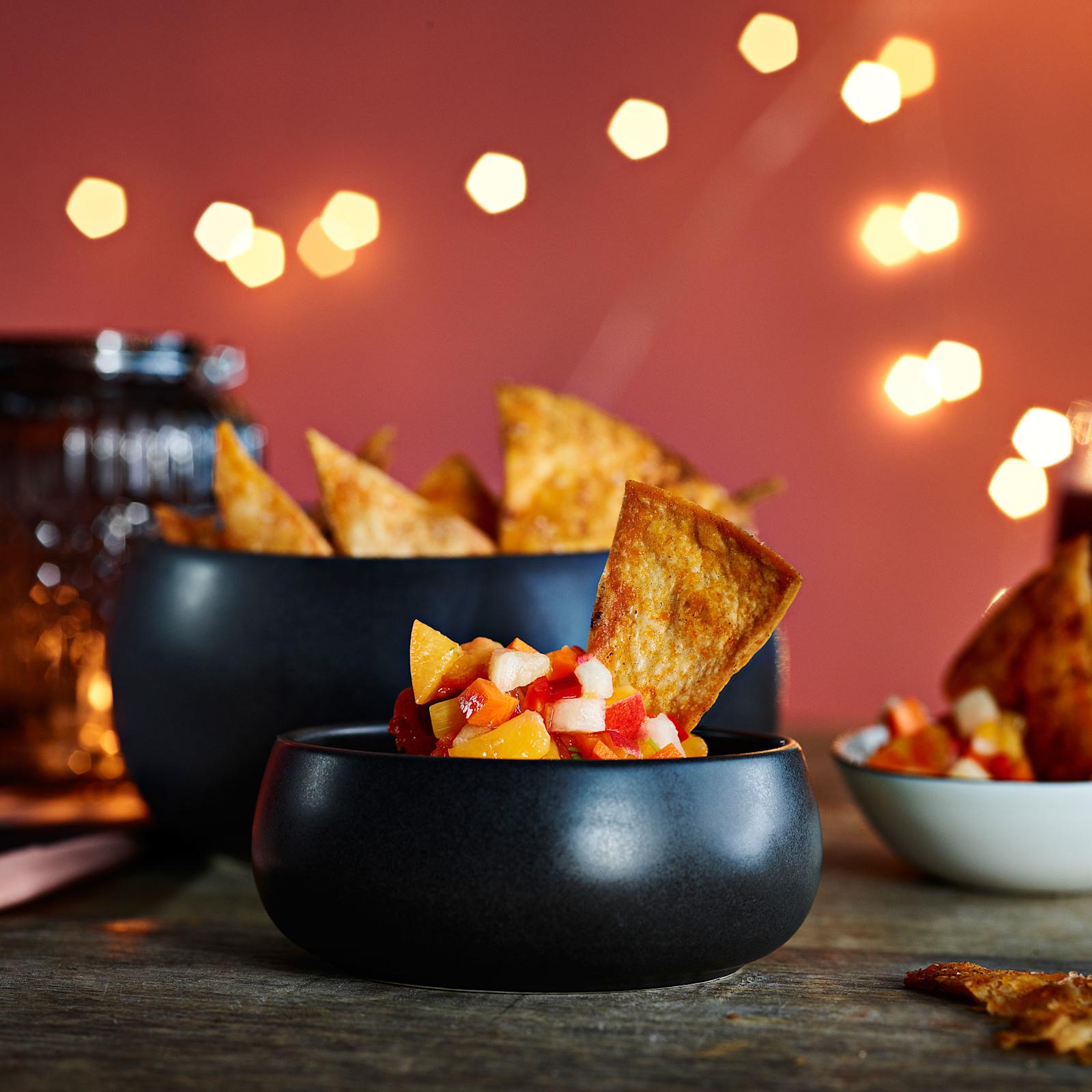 Tortillachipsit ja persimonsalsa