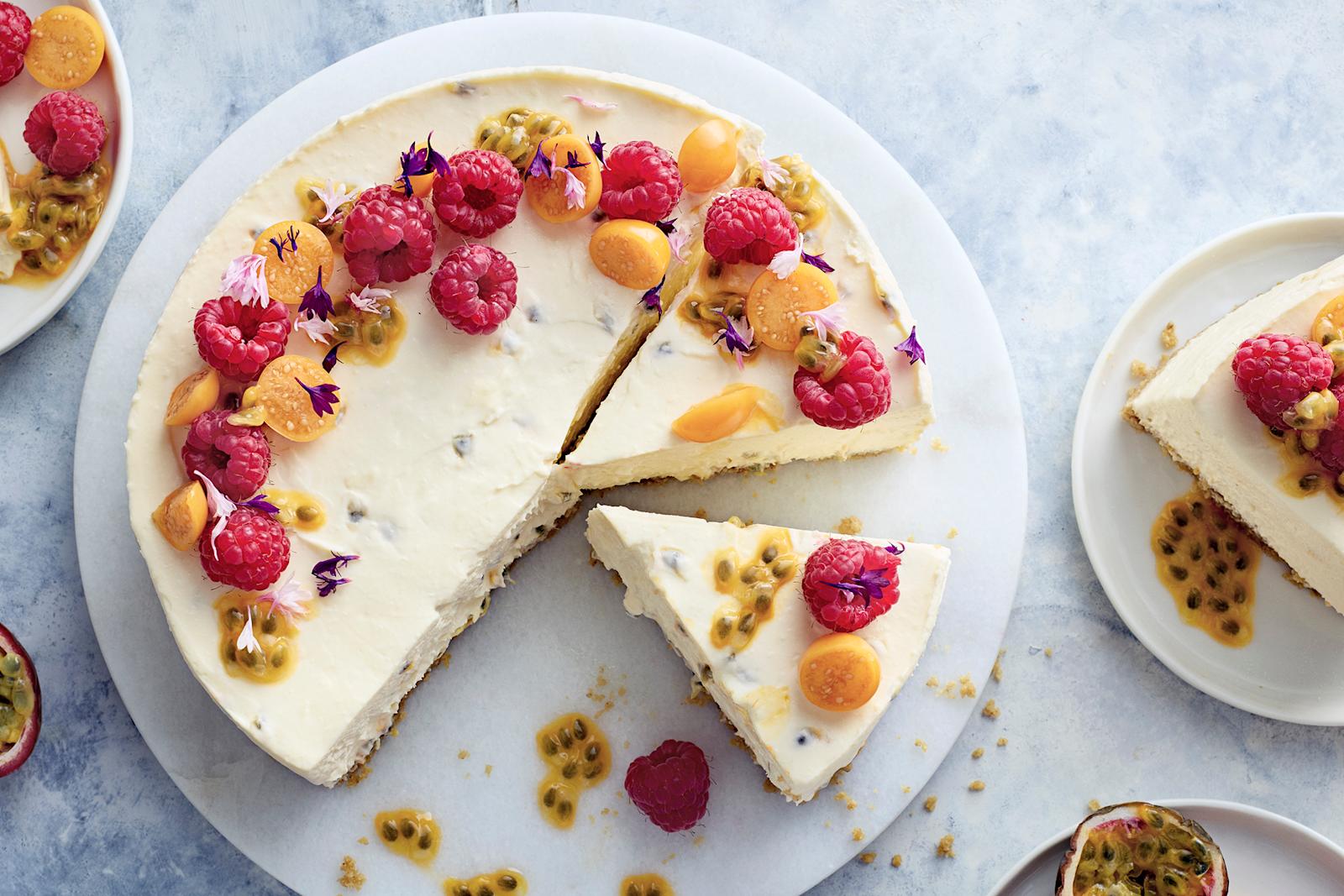 Valkosuklaa-passionjuustokakku, passiohedelmää ja vadelmia